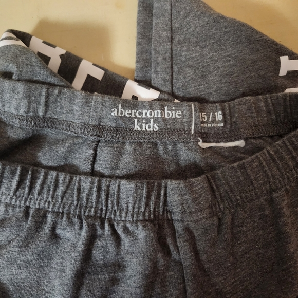 Abercrombie Kids Charcoal Leggings with White Logo - Picture 2 of 4